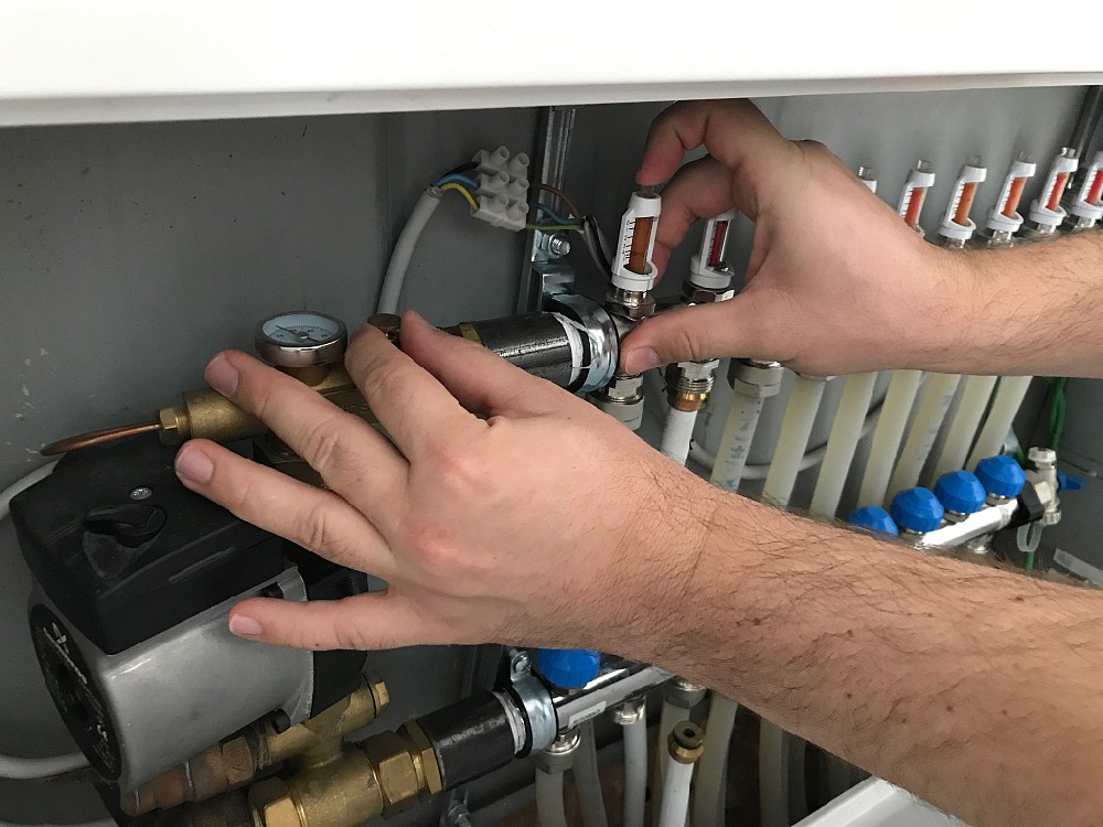 The floor heating at home has been stopped. Should the floor heating valve be kept closed or open? How to deal with the floor heating water?